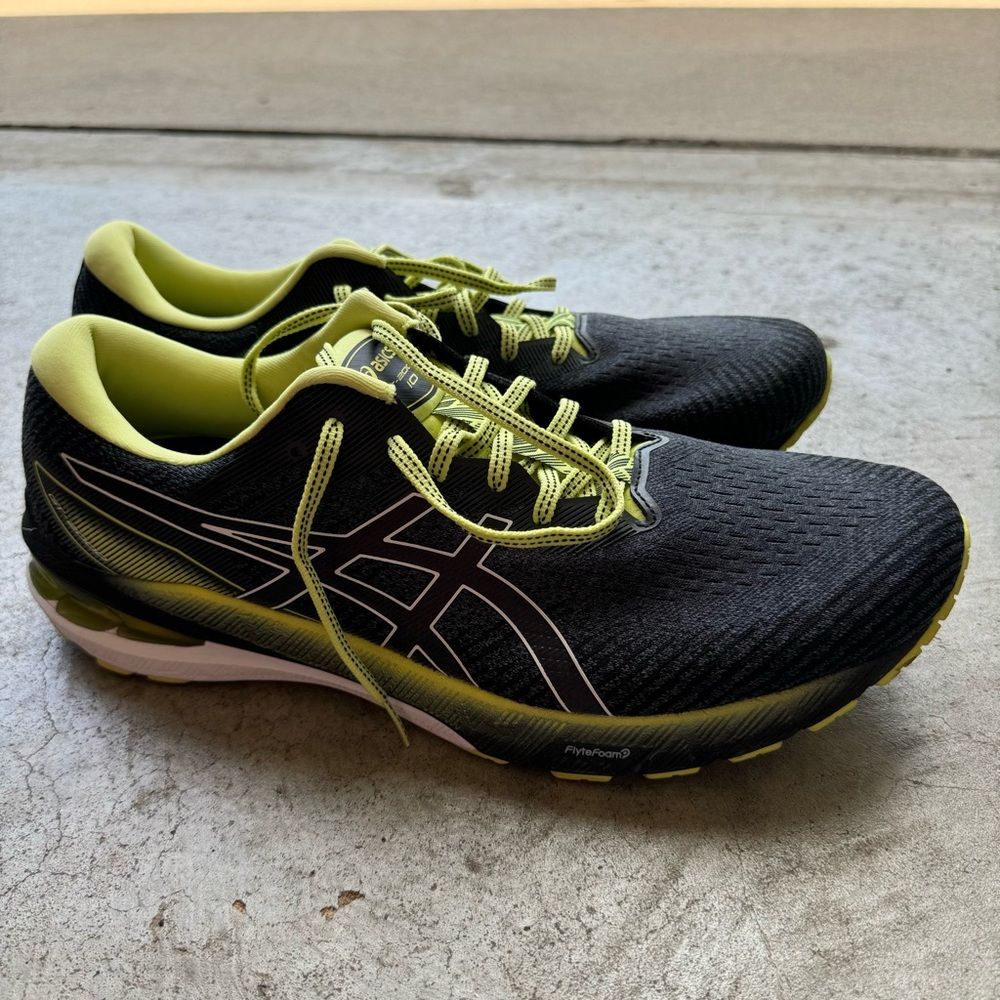 ASICS GT-2000.